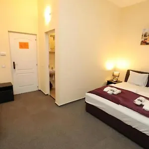 Hotel California, Budapesta